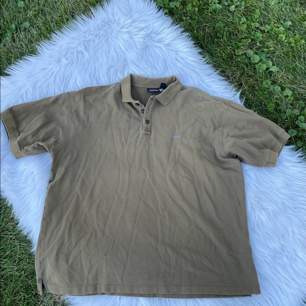 EUC men’s Patagonia light brown polo​​​​​​​​​​​​​